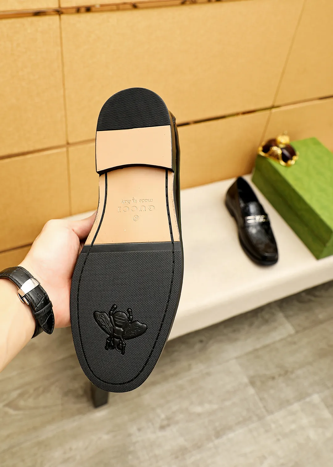 Men's shoes 💰480 💐 Product trademark: GUCCI "Gucci" casual leather shoes Regular size: 38-44 (45.46🉑️customized) Product materials: Selected imported first-layer open-edge beaded cowhide embossed upper + luxury hardware buckle, imported water-dyed cowhide leather lining. Strong three-dimensional visual effect, original outsole color: 2 colors available